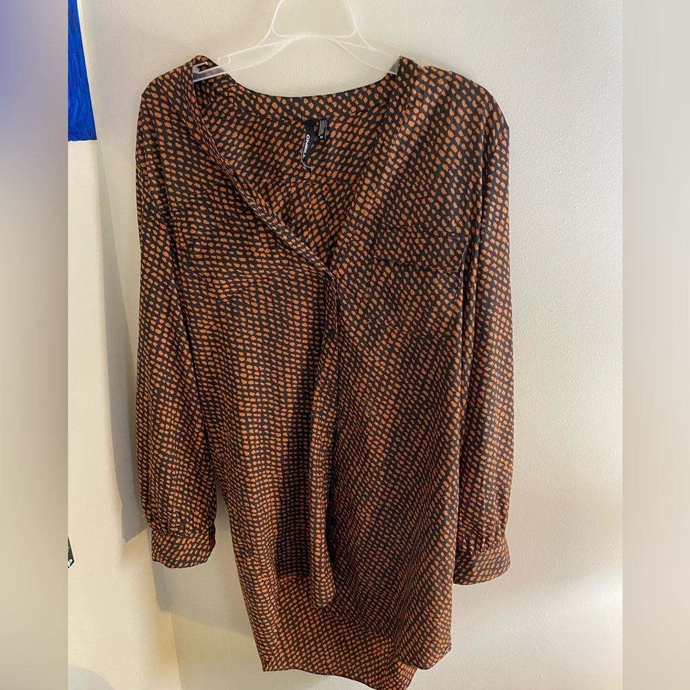 Great condition oversized O’Neill button down shirt. Perfect fall colors.